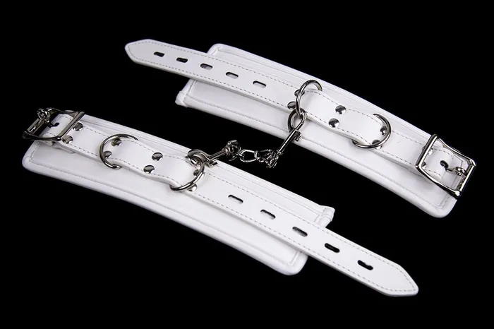 Idea Couples 2465MQ Padded Locking White Bondage Wrist Cuffs with Hardware Connection Chain